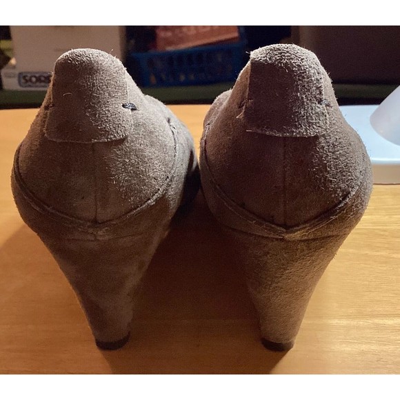 B Makowsky Women's Tan Suede Low Heel Classic Pumps Size 7 - Picture 5 of 14